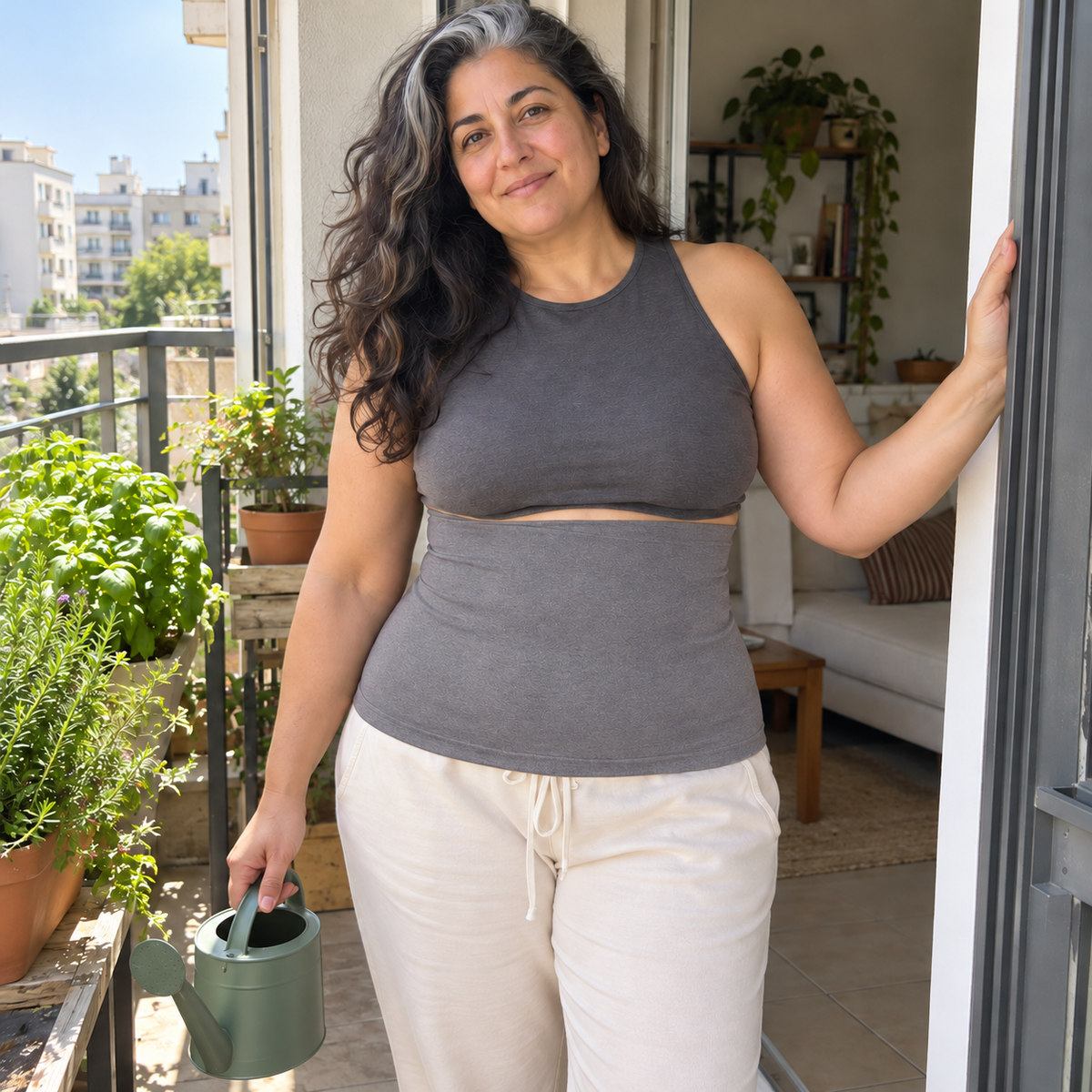 דוגמנית להמחשה עם חגורת הבד של Noara