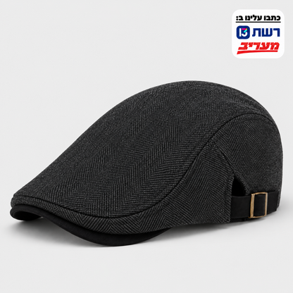 כובע קסקט חורפי על רקע אפור בהיר